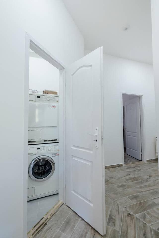 Brand New Studio With Aircon In The Center Budapest Esterno foto