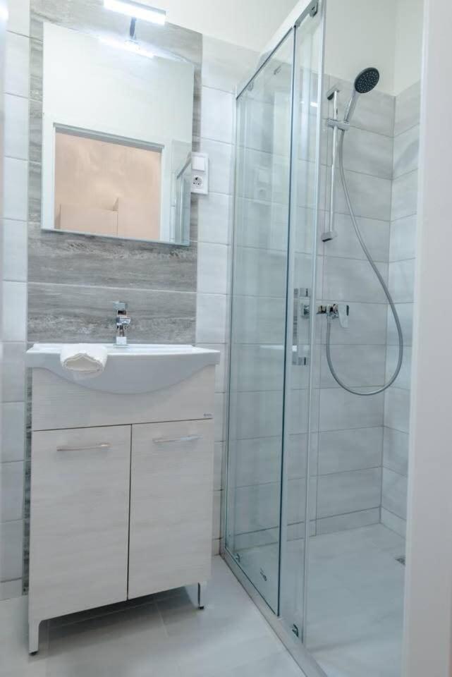 Brand New Studio With Aircon In The Center Budapest Esterno foto