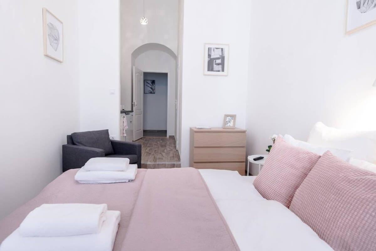 Brand New Studio With Aircon In The Center Budapest Esterno foto